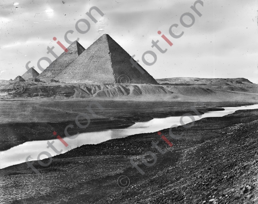 Pyramiden von Gizeh | Pyramids of Giza (foticon-simon-008-019-sw.jpg)